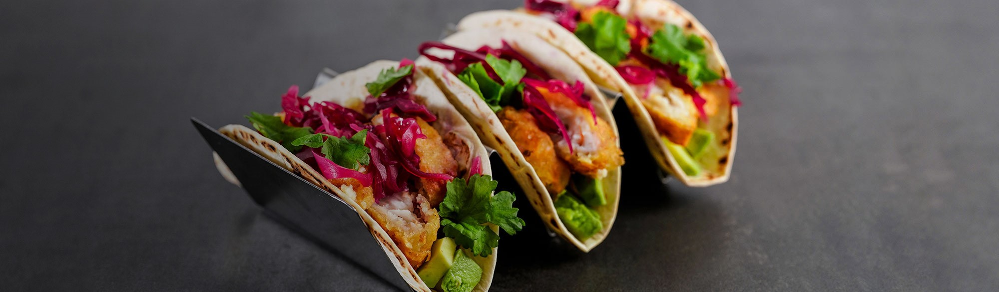 Tre stycken fish tacos med grönsaker