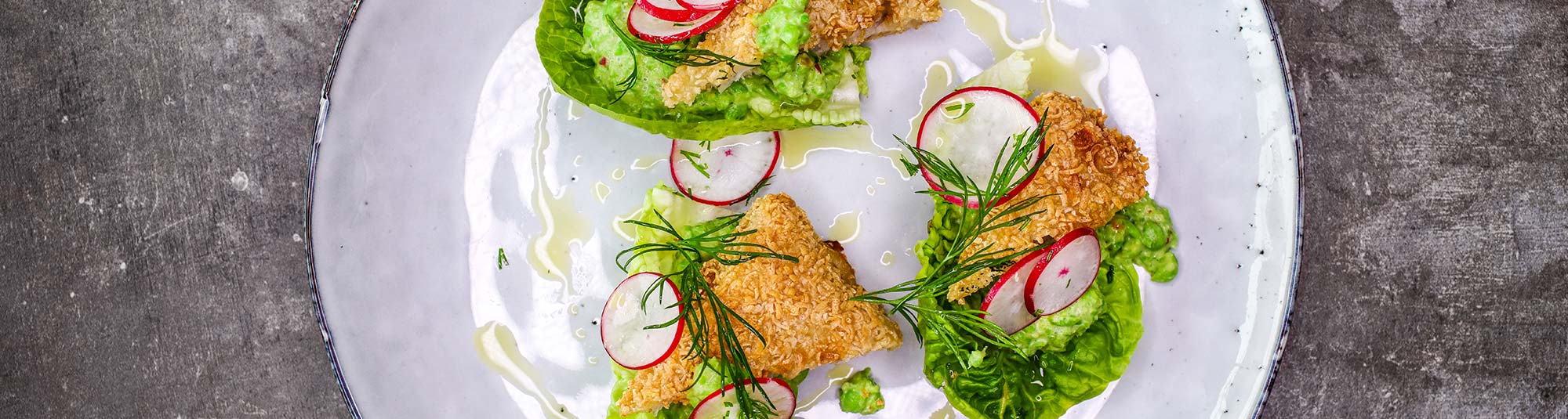 Sprödbakad torsk med ärthummus i hjärtsallad