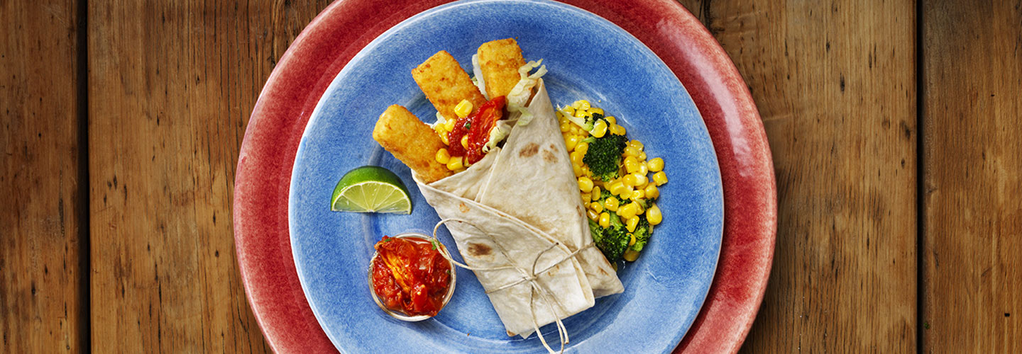 Fiskburritos - panerade fiskpinnar i tortillabröd med grönsaker, tomatsalsa och guaccamole