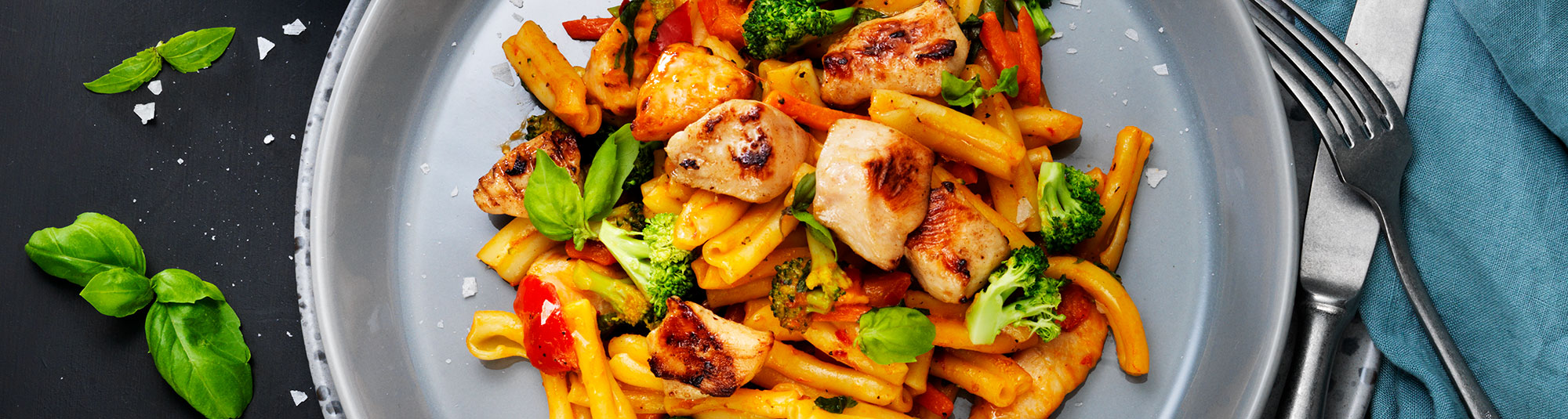 Pasta kyckling med sallad, örter & chili