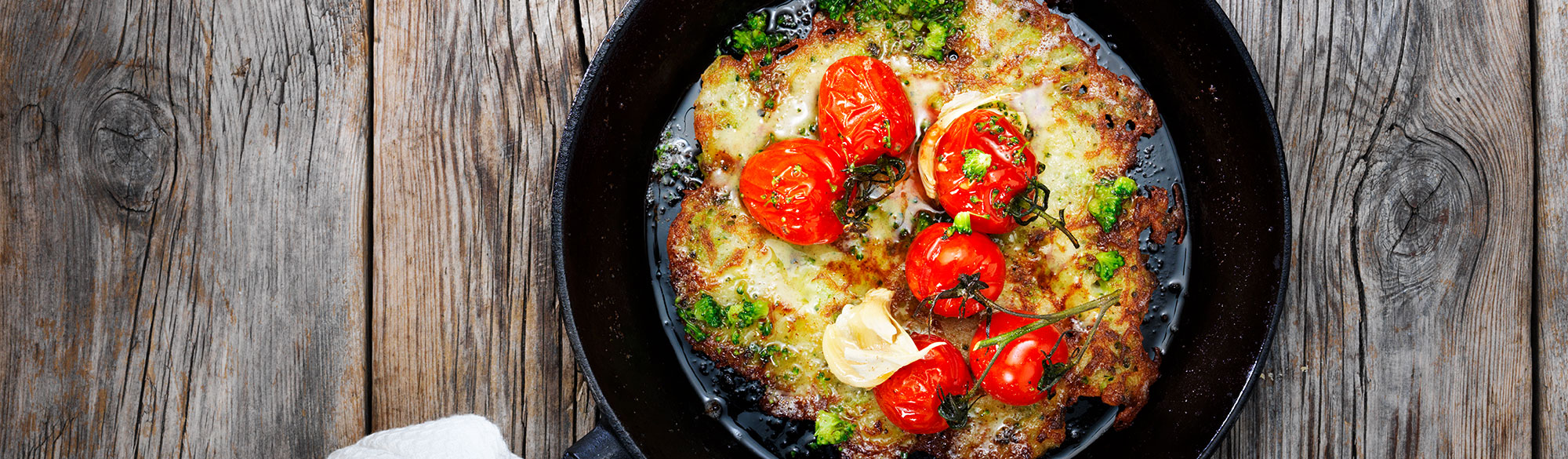 Raggmunkar med broccoli och vitlöksrostade tomater