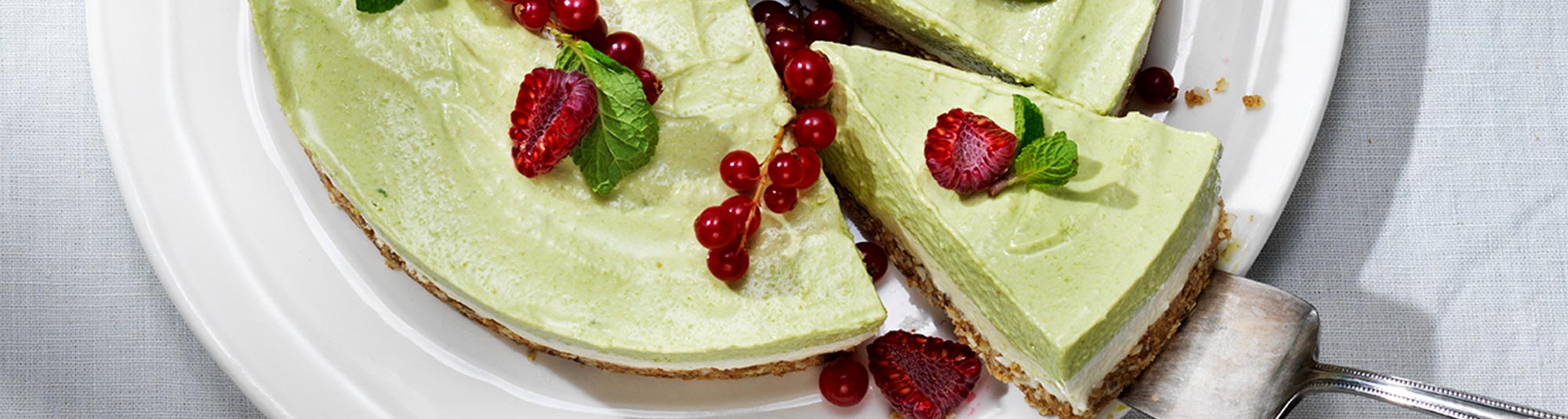 Söt ärt-cheesecake med rostad cocos & dadlar