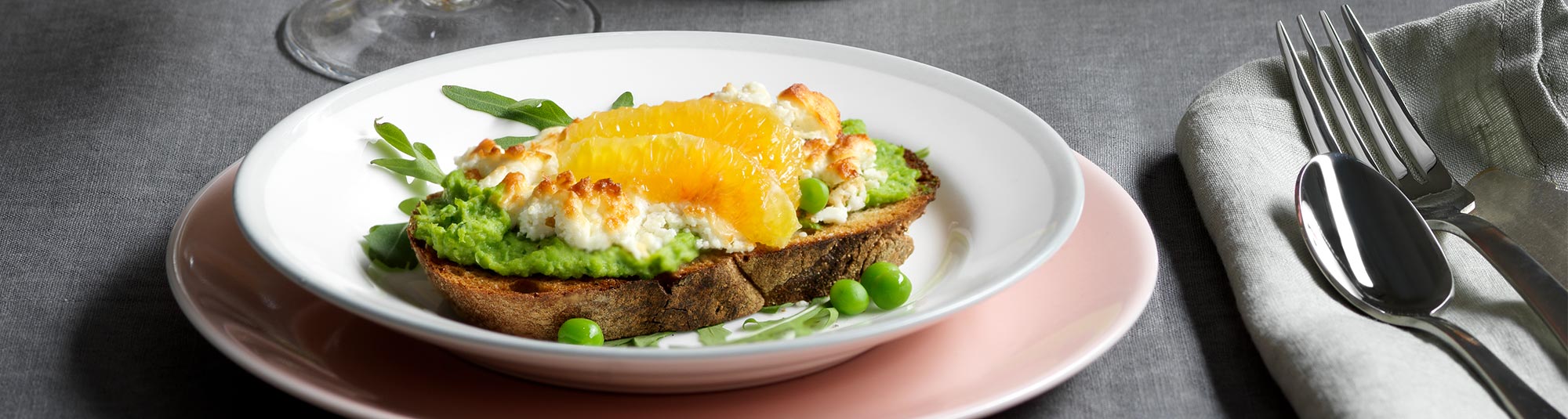 Bruschetta med ärtröra och fetaost