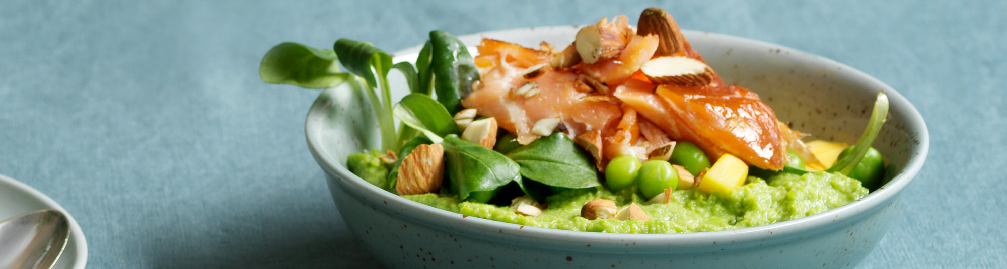 Ärt- och avokadokräm med varmrökt lax