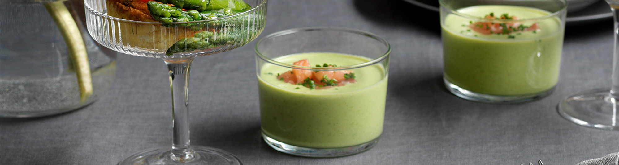 Ärtsoppa i glas med laxbitar i