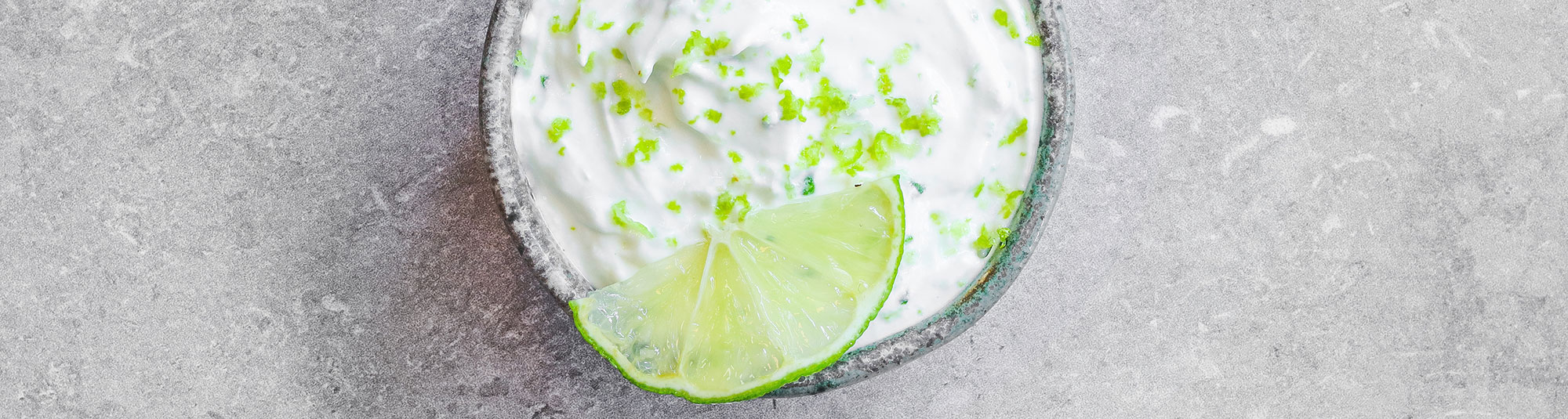 Sås med lime i skål