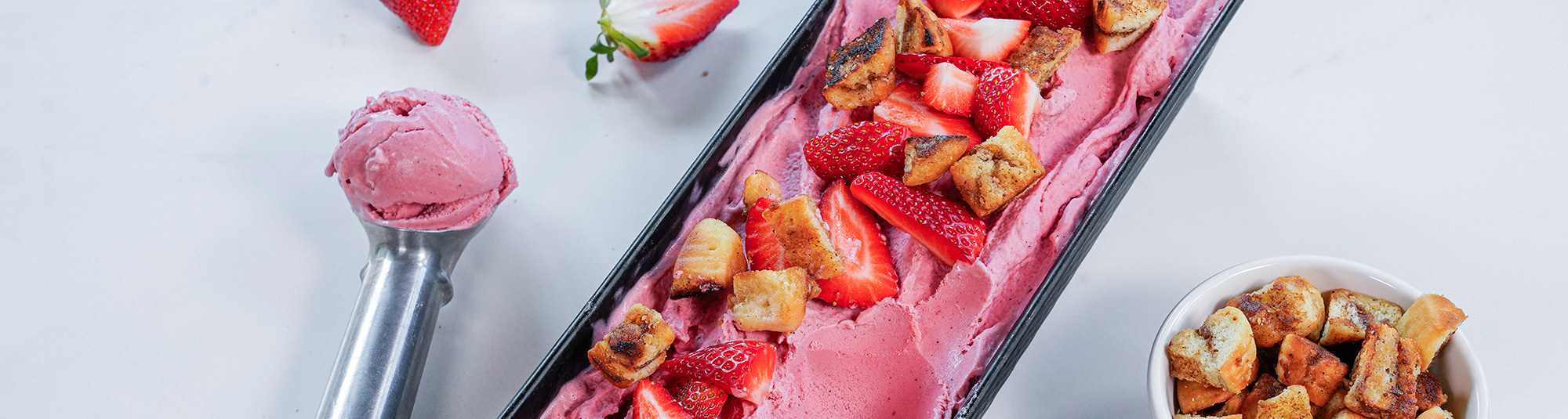 Jordgubbsglass med kanelbullekrutonger