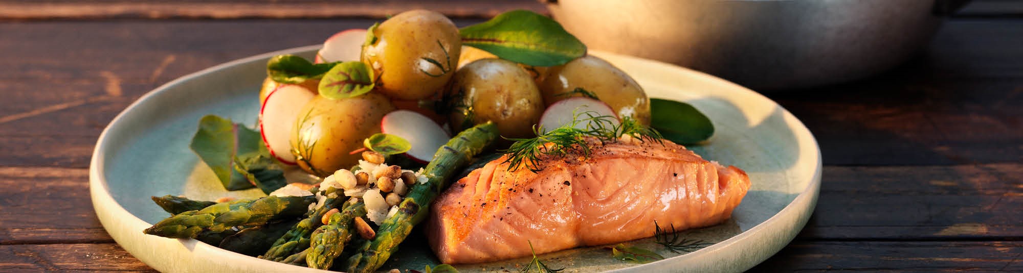Lax i ugn med dillslungad potatis och örtyoghurt