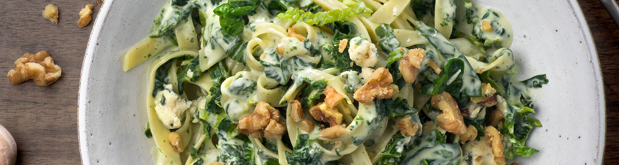 Pasta med spenat, gorgonzola och savoykål