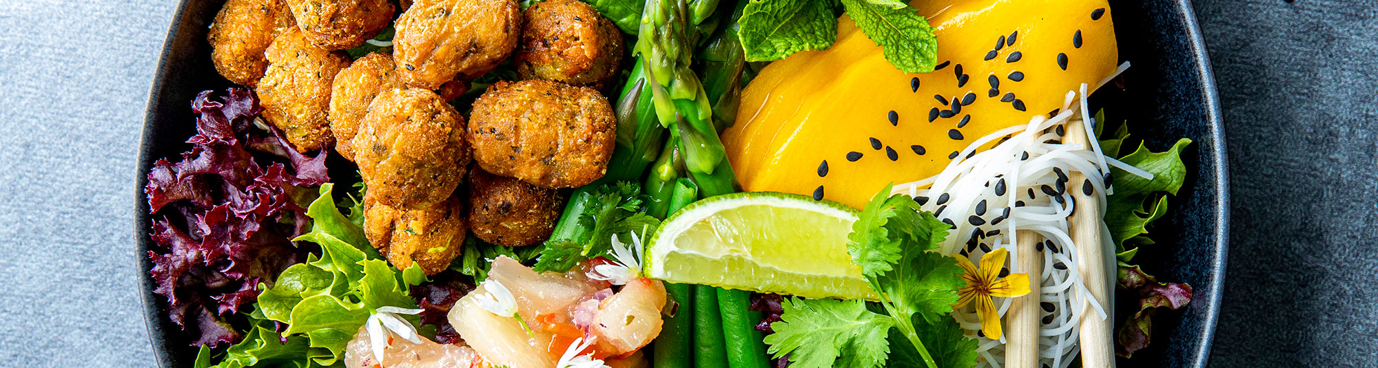 Falafel bowl med avokado & mango