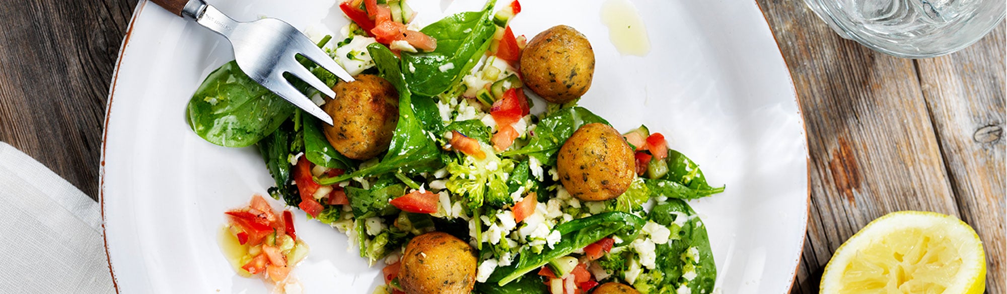 Falafel med tomatsås och blomkål- och broccoliris