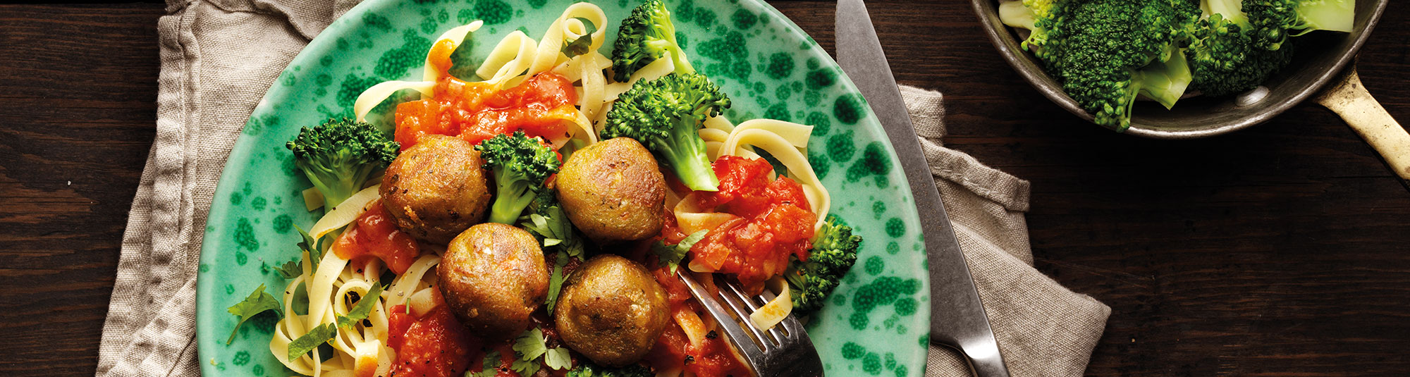Falafel med pasta, tomatsås & broccoli