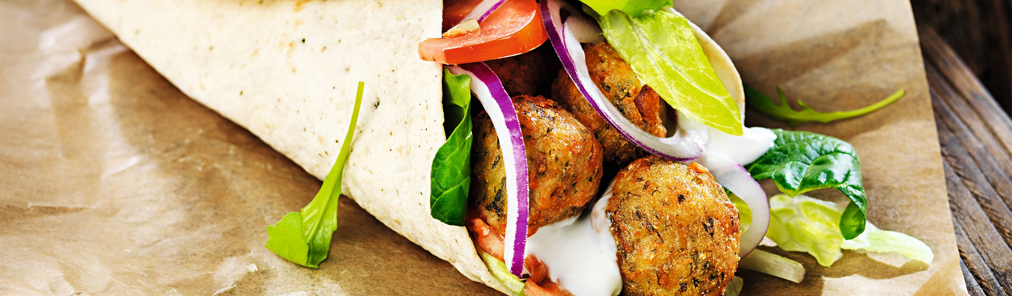 Falafelwrap med sallad och vitlöksdressing