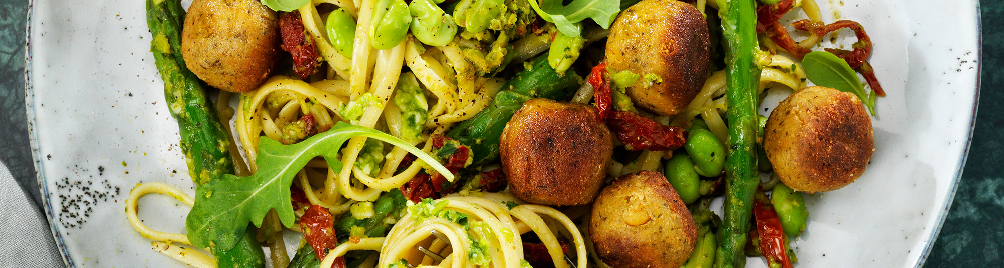 Pasta med falafel och grön ärtpesto