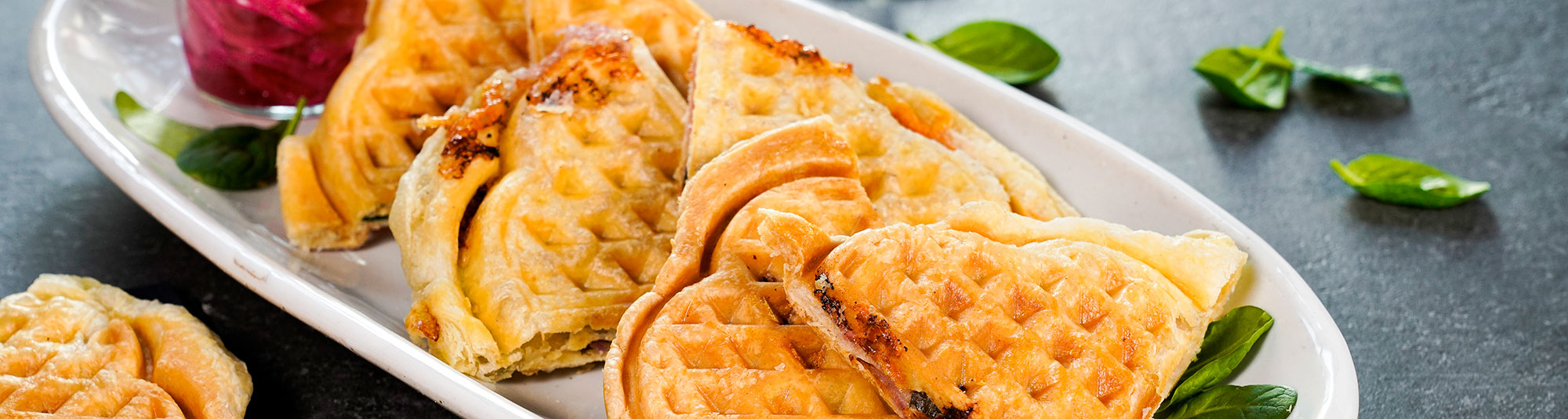 Smördeg med ost och picklad rödlök