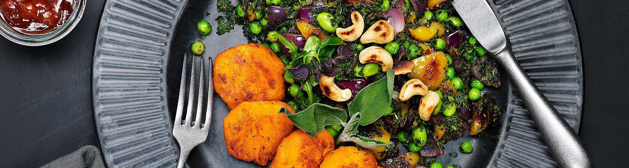 Grönkålspytt med morotsbiffar och rostade cashewnötter