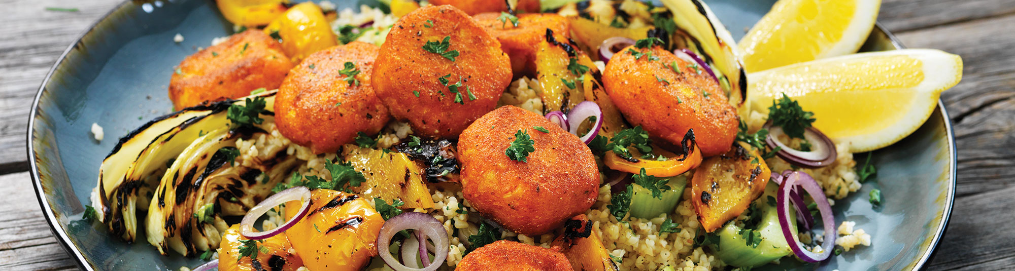 Morotsbiffar med couscous och rostade grönsaker