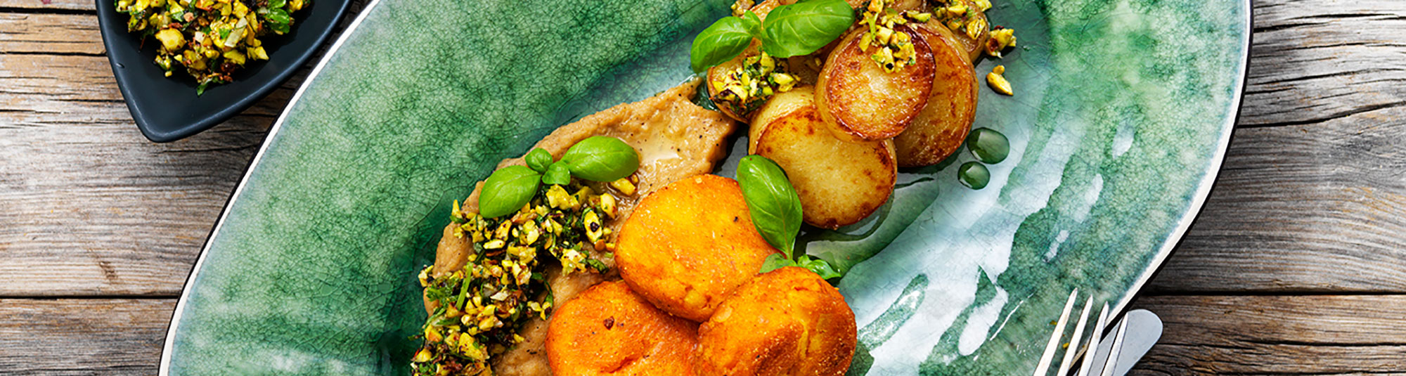 Morotsbiffar med böncrème & pistagecrust