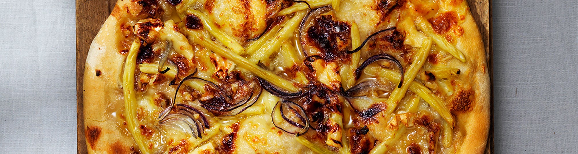 Pizza bianco med vaxbönor, getost och valnötter