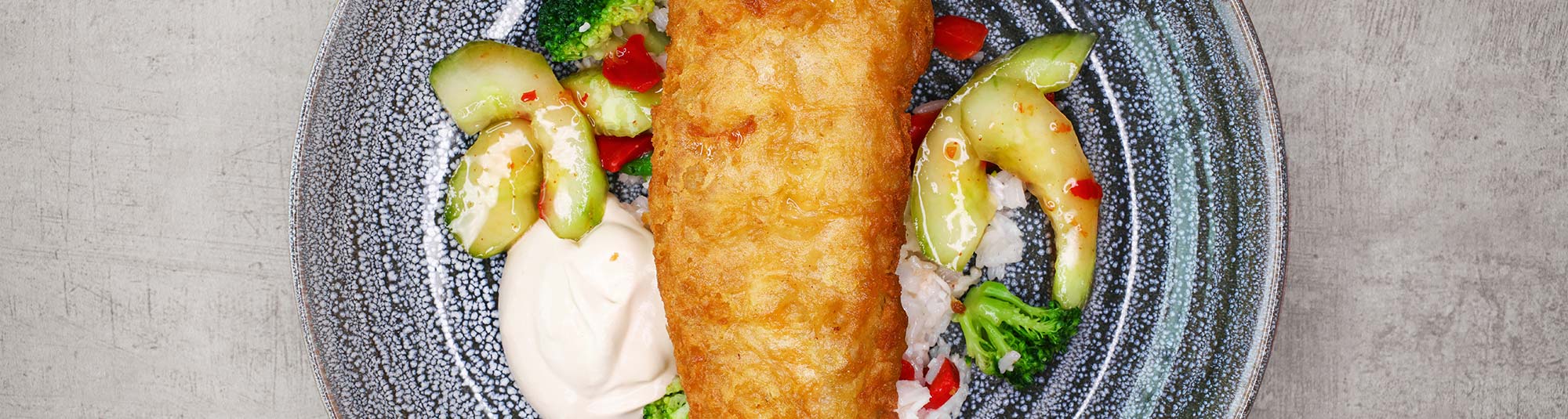 Panerad fisk med kokosris och sweet chili marinerad gurka