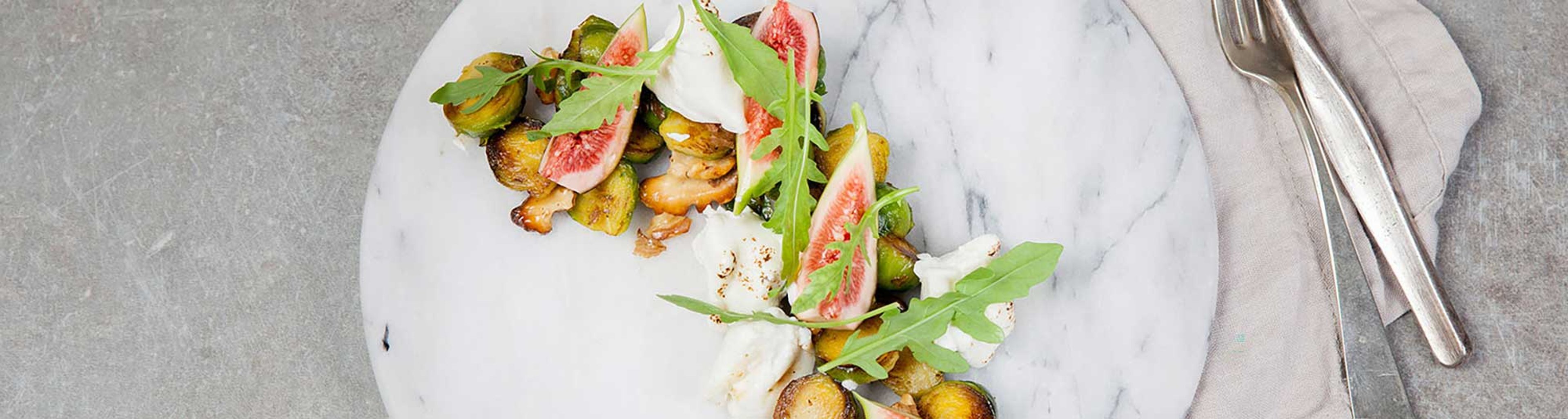 sallad-pa-brysselkal-fikon-och-chevre-2000x535.jpg